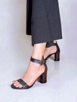 IRUSSH - Lalvin Black Buckle Comfy Heels