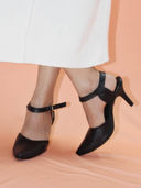 Black color option, Sold out, Currently selected