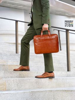 The Clownfish - Glamour Faux Leather Slim Expandable 12 inch Laptop Messenger Bag - Tan