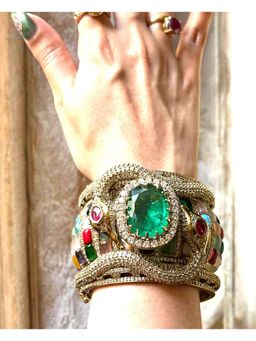 AMAARA JEWELS - Opulent Gem Green Cuff