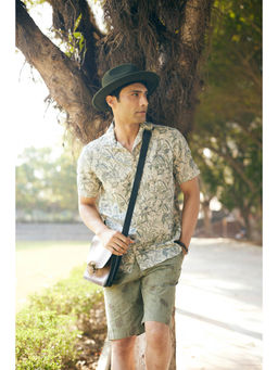 CRIMSOUNE CLUB - Men Olive Floral Print Pure Cotton Shorts