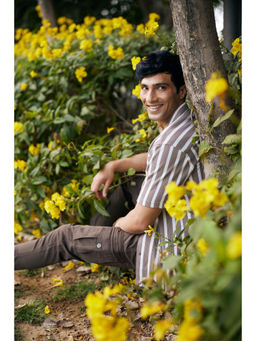 CRIMSOUNE CLUB - Men Brown Vertical Stripes Cuban Collar 100% Cotton Knitted Shirt