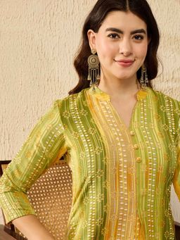 Vaamsi - Women Green Rayon Blend Floral Straight Tunic