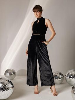 Miss Chase - Women'S Black Choker Neck Sleeveless Solid Pleated Regular Jumpsuit