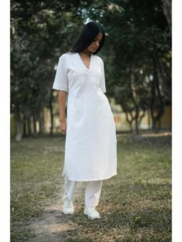 NUCHIC - Women Snow White Kurta with Pant