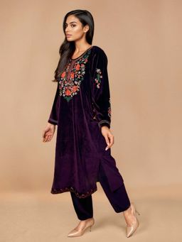 trueBrowns - Purple Velvet Embroidered Kurta with Pant (Set of 2)