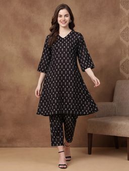 Black & Blah Blah - Women's Pure Cotton Floral Black Kurta With Pant