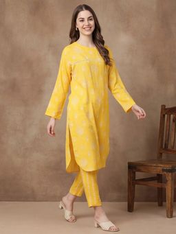 Black & Blah Blah - Women Viscose Rayon Printed Yellow Kurta With Pant
