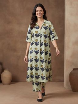 Black & Blah Blah - Women Pure Cotton Floral Green Kurta With Pant