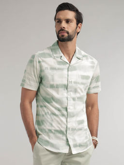 Andamen - Men Green Half Sleeve Resort Twill Print Regular Fit Shirt
