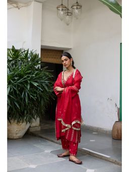 Vashisht Guru Dutt - Red Sukh Kurta with Salwar and Dupatta (Set of 3)