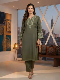 Barara Ethnic - Women's Heritage Embroidered Kurta with Pant