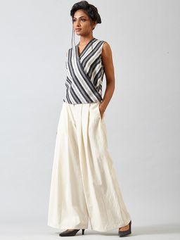 FABLE STREET - Pleated Wide Legged Pants - Off White