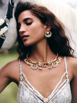 Outhouse - Wild Majestic Pearl White Choker
