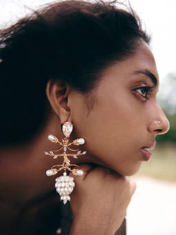 Outhouse - Crown Of Pearls White Earrings