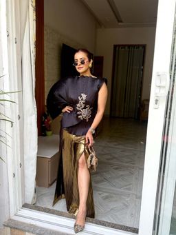 Aasabysimran - Midnight Embroidered Lunar Bloom In Black and Golden Top with Pant