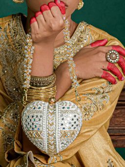 DOUX AMOUR - Manzar Heart Ivory Clutch