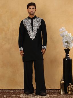 Jompers - Men Black Japanese Fabric Embroidered Kurta With Pyjama