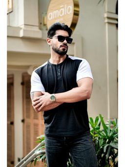 GRITSTONES - Men Black Ottoman Colorblock Henley T-shirt