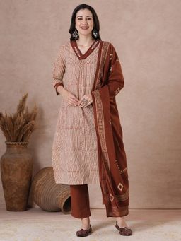 Kami Kubi - Women Cream Geometric Print Kurta with Pant and Dupatta