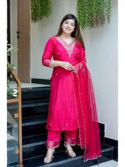 FAST FASHIONS - Women Pink Silk Blend Embroidered Kurta with Pant and Dupatta