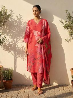 trueBrowns - Red Floral Print Straight Kurta With Pant & Dupatta