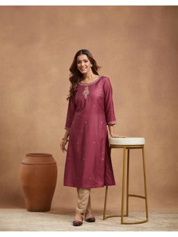Fabindia - Women Wine Viscose Blend Embroidered Straight Kurta