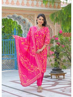 Vastramyaa - Women Pink Floral Printed Kurta with Pant and Dupatta