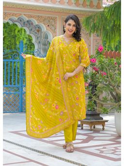 Vastramyaa - Women Green Floral Printed Kurta with Pant and Dupatta