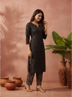 Gahan - Black Floral Printed Straight Pure Cotton Kurta with Pant
