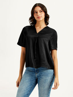 Levi's - Black Solid Regular Fit Top