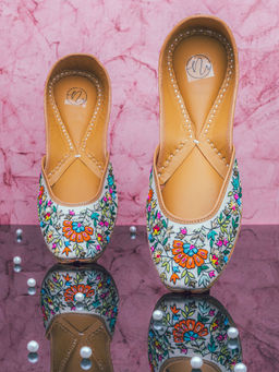 NR by Nidhi Rathi - Women White Hand Embroidered Leather Ethnic Juttis