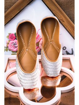 NR by Nidhi Rathi - Women Ethnic Embellished Leather SIlver Juttis