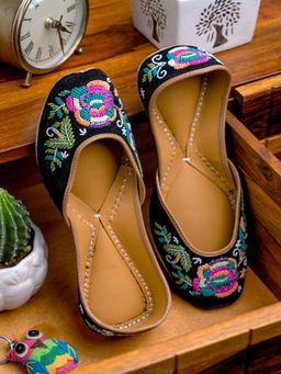 NR by Nidhi Rathi - Women Black Embellished Juttis