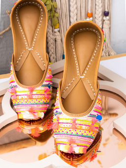 NR by Nidhi Rathi - Women Multi-Colored Ethnic Juttis