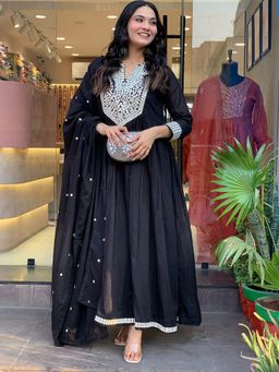 MEENA BAZAAR - Embroidered Black Kurta with Pant and Dupatta