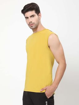 Dida - Men Mustard Round Neck Regular Fit T-Shirt
