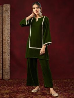Janasya - Women's Green Velvet Embellished Straight Kurta and Pant