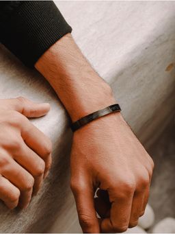 Aatmana - Men Stainless Steel Textured Kada Bracelet