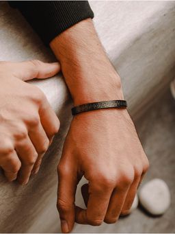 Aatmana - Men Stainless Steel Textured Kada Bracelet