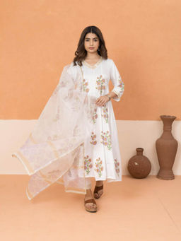 MAAND - White Floral Printed Regular Kurta and Pant with Dupatta