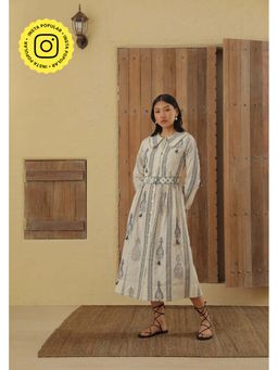 Muvazo - Embroidered Boteh Off White Maxi Dress with Belt