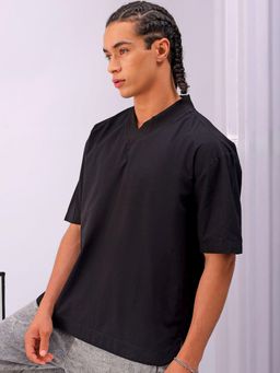 The Indian Garage Co - Men Boxy Fit Solid Half Sleeves V-Neck T-Shirt