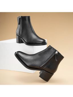 Red Tape - Women Solid Black Chelsea Boots