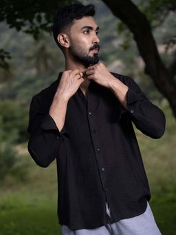 Campus Sutra - Men's Onyx Black Breezy Wrinkled Shirt