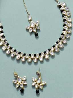 Karatcart - Black Beads Studded Kundan Choker Necklace Set