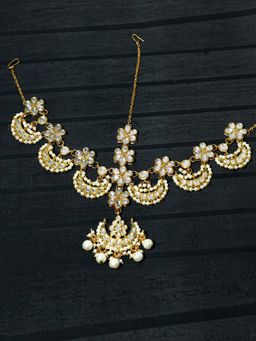 Karatcart - Crescent Shaped Kundan Tassel Mathapatti with Pearl Beads
