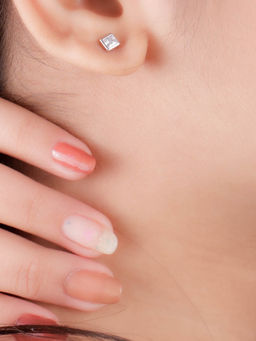 Praavy - 925 Sterling Silver Princess Cut Stud Earrings.(P19E0122)