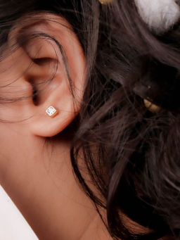 Praavy - 925 Sterling Silver Princess Cut Stud Earrings platted in Yellow Gold.(P19E0122)