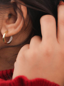 Praavy - 925 Sterling Silver In & Out Huggie Hoop Earrings platted in Yellow Gold. (P19E0133)